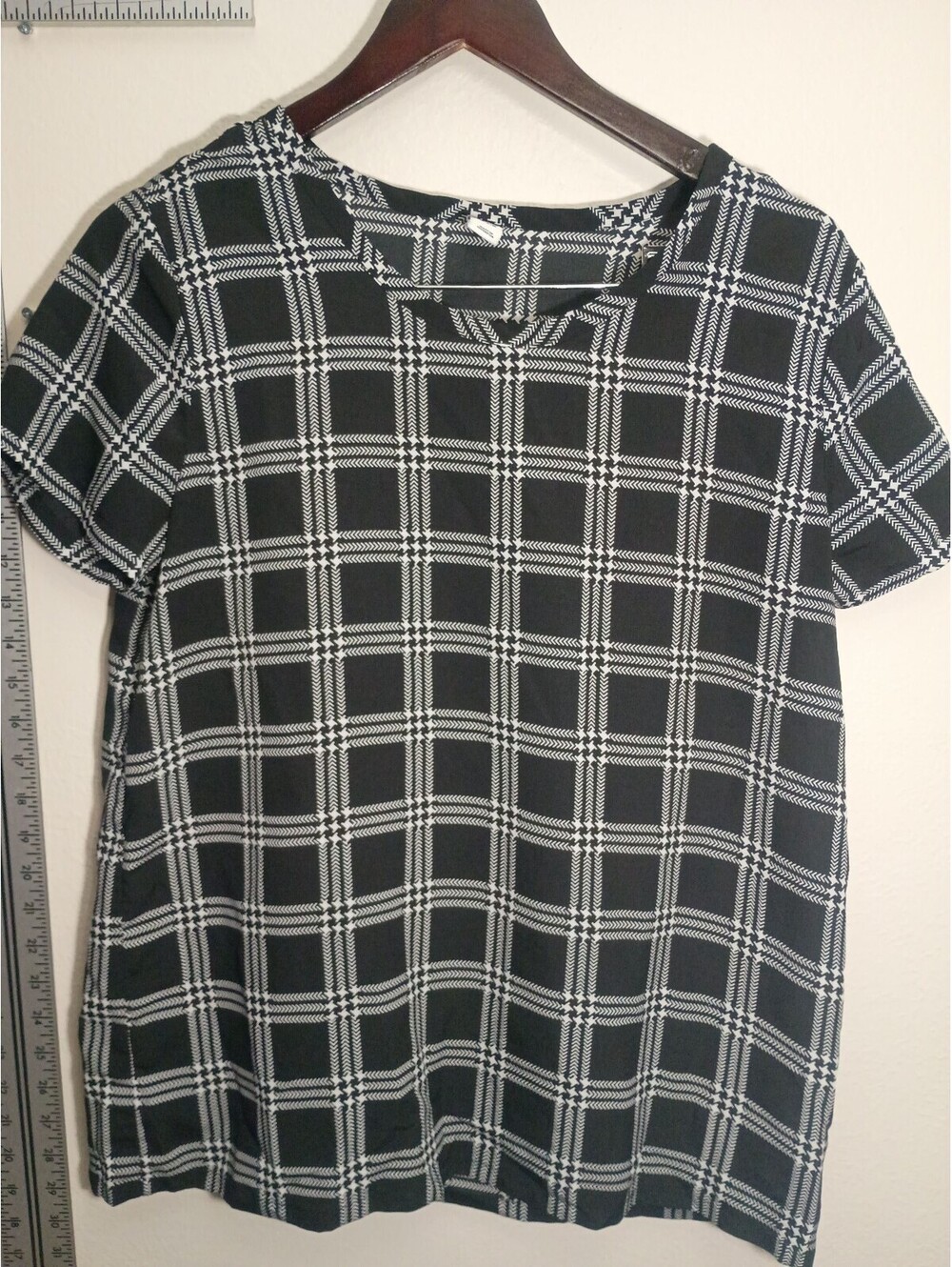 Old Navy Black and White Plaid Short Sleeve Blouse Medium